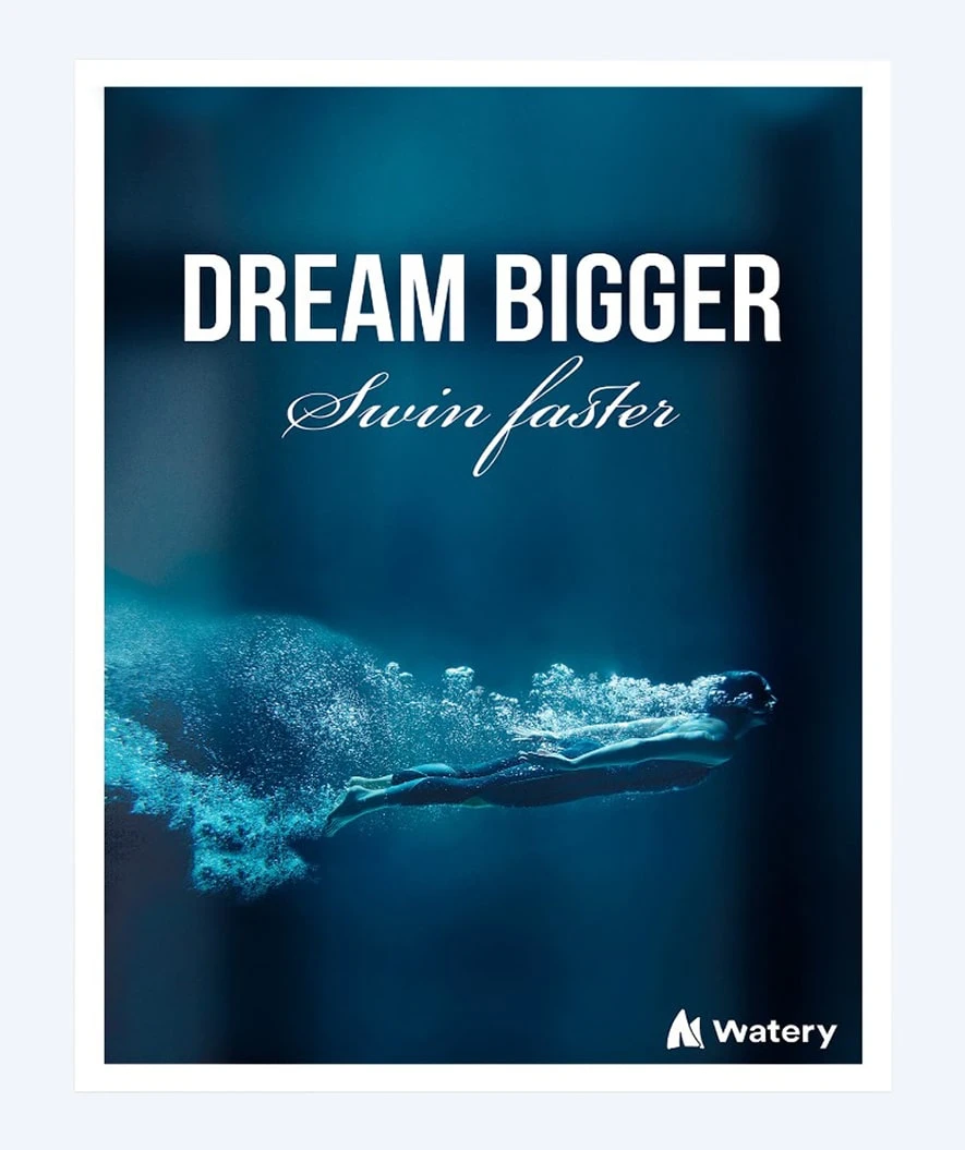 Watery Svømmeplakat - Dream Bigger - Swim Faster